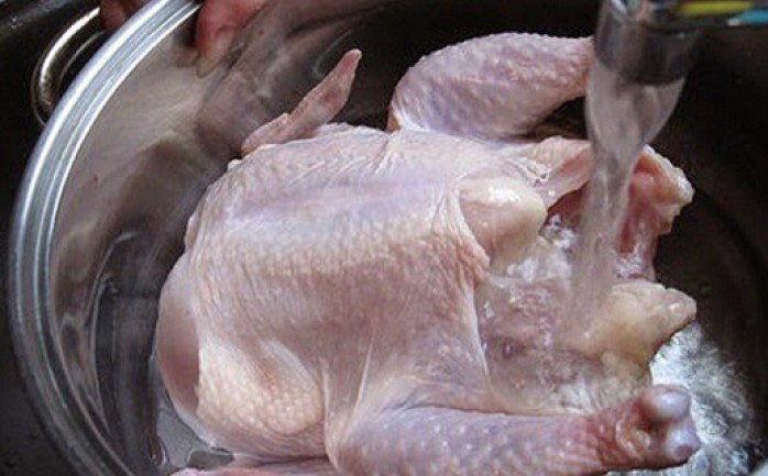 أثبتت أبحاث علمية حديثة أن غسل الدجاج بالماء يشكل خطرا على صحة الإنسان، وذلك لتكاثر البكتيريا على اللحم بعد غسله.

وتقول الباحثة جينيفر كايلان، إن هذه العملية ت