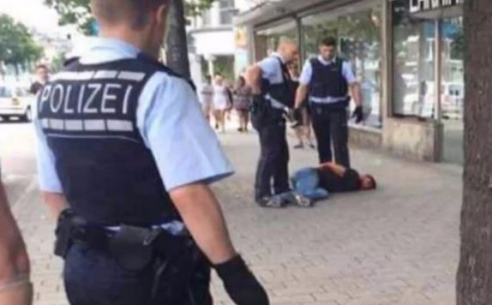 اعتقلت الشرطة الألمانية لاجئًا سوريًا بتهمة قتله امرأة ألمانية وإصابته لاثنين آخرين بهجوم بمنجل في محيط محطة القطار المركزية بمدينة رويتلنغن قرب شتوتغارت.