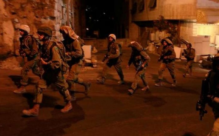 نفذت قوات الاحتلال الإسرائيلي، فجر الجمعة، حملة مداهمات واعتقالات في مدينة الخليل وبلدة السموع المجاورة.

ووفق مصادر محلية فإن الجيش 