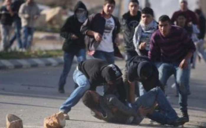 أصيب ثلاثة شبان بالرصاص الحي خلال مواجهات اندلعت مع قوات الاحتلال الإسرائيلي التي اقتحمت مخيم الأمعري فجر اليوم الثلاثاء.

