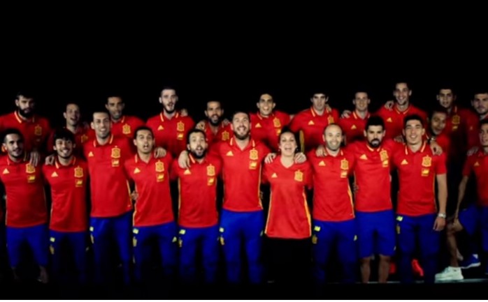 شارك لاعبوا المنتخب الإسباني في إنتاج أغنية خاصة بالمنتخب بمناسبة مشاركته في بطولة يورو 2016 المقامة حالياً في فرنسا.

وتواجد جميع لاعبي المنتخب في الفيديو كليب الذي اخرجه وانتجه المنتج والمو