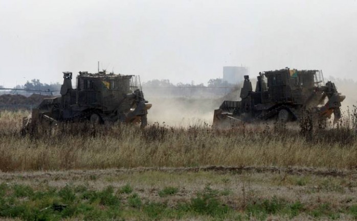 توغلت صباح الاثنين، عدة آليات عسكرية إسرائيلية في أراضي المواطنين الزراعية شمال بلدة بيت لاهيا شمال قطاع غزة، لمسافة تزيد عن 150 مترا، وسط إطلاق نار متقطع وأعمال تجريف.

