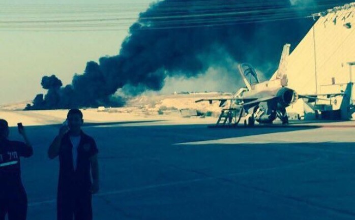 قتل طيار إسرائيلي اليوم الأربعاء، جراء تحطم طائرته بمطار &quot;رامون&quot; في صحراء النقب.

وقال موقع &quot;0404&quot; الإسرائيلي، إن طائرة من نوع &quot; إف 16&