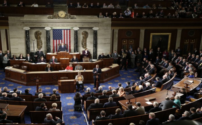 قدَّم أعضاء في الكونغرس الأمريكي مشروع قرار لفرض عقوبات جديدة ضد إيران على خلفية برنامج الصواريخ البالستية، حيث اتهموها بدعم الإرهاب وانتهاك حقوق الإنسان.

