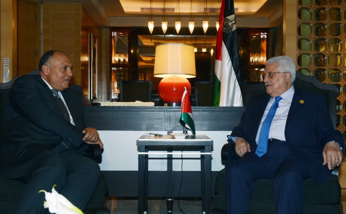 الرئيس عباس مع وزير الخارجية المصري سامح شكري