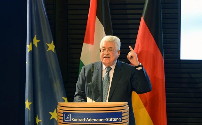 الرئيس محمود عباس، أثناء لقاء وزير الخارجية الايطالي انجلينو الفانو.