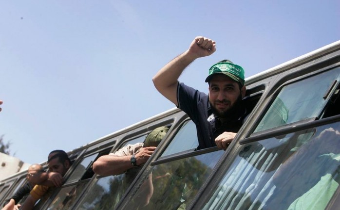 مازن فقهاء (يسارا) بعد إطلاق سراحه في صفقة شاليط إلى جانب قائد القسام في غزة، أحمد الجعبري، الذي اغتيل عام 2012 