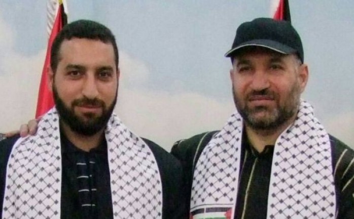 مازن فقهاء (يسارا) بعد إطلاق سراحه في صفقة شاليط إلى جانب قائد القسام في غزة، أحمد الجعبري، الذي اغتيل عام 2012