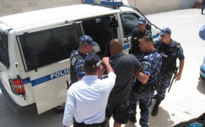 عناصر من الشرطة في مدينة الخليل.