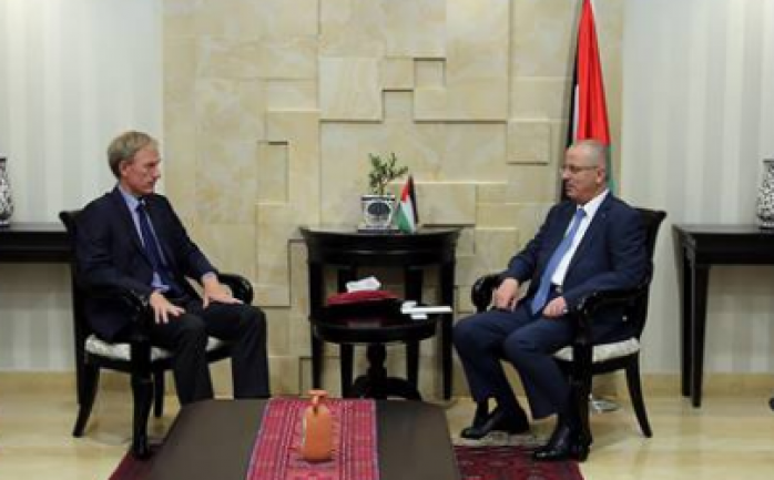 التقى رئيس الوزراء رامي الحمد الله بعد ظهر الأربعاء، الممثل الألماني لدى فلسطيني &quot;بيتر بيرويرث&quot; في مكتبه برام الله.

وأطلع الحمد الله الممثل الألماني 
