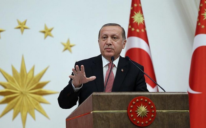 قال الرئيس التركي رجب طيب أردوغان، إنّ الجهات التي تحاول تلقين الدروس لتركيا من خلال العمليات الإرهابية، إنما يحاولون عبثاً.

وأضاف&nbsp; أردوغان في تصر