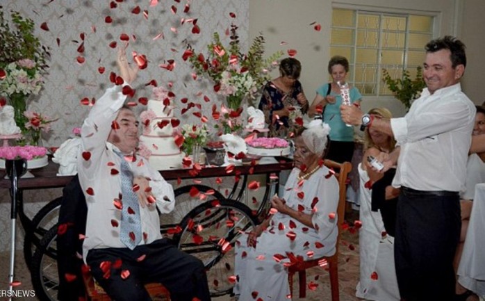 قررت امرأة برازيلية تبلغ من العمر 106 سنوات إثبات مقولة "إن الحب لا عمر له"، حين عقدت قرانها على عريس عمرة 66 عاماً، ولم تكترث لتحذيرات الأطباء له