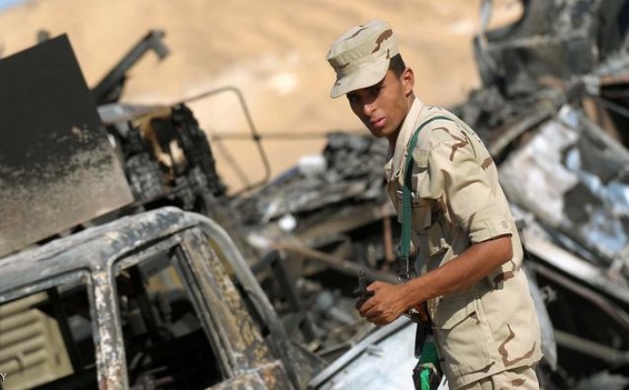 قتل جندي مصري وأصيب أخر برصاص قناصة استهدفت كمين عسكري في قرية الجورة جنوب مدينة الشيخ زويد.

وأكد الداخلية المصرية عبر صفحتها على موقع &quot;فيسبوك&quot; للتواصل الاجتماعي، تعرضت مدرعة عسكري