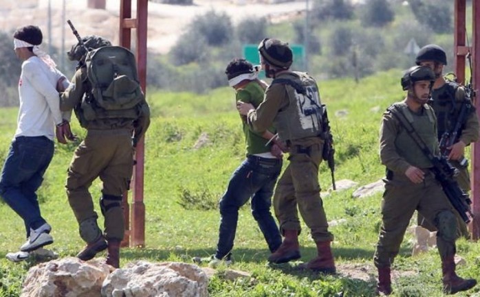 اعتقلت قوات الاحتلال الإسرائيلي، اليوم الأربعاء، مواطنين اثنين من بلدة بيت أمر، شمال الخليل، وفتشت عددا من منازل المواطنين.

