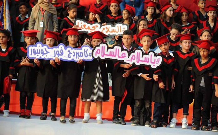 احتفلت مجموعة مراكز السلام بتخريج طلبة برنامج "كامبردج فور جونيور" للفوج الثاني بحفل أقيم بمنتجع الشاليهات السياحي على شاطئ بحر غزة.

 وضمت الاحتفالية أكثر من 500 طالب وطالبة، بينما حضر الح