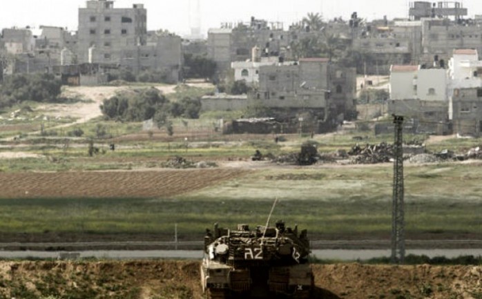 استهدفت قوات الاحتلال الاسرائيلي بنيران اسلحتها الرشاشة فجر الاحد، منازل المواطنين شرق مخيم المغازي وسط قطاع غزة.

وذكر مواطنون من ال