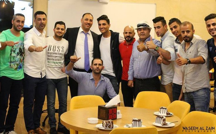احتفل النجم الفلسطيني محمد عساف بعيد ميلاده الـ 27 والذي يوافق الأول من سبتمبر، وذلك في مدينة رام الله مع أصدقائه المقربين.

وتفاجئ عساف بقيام مجموعة من أصدقائه بحضورهم للاحتفال بعيد ميلاده، 
