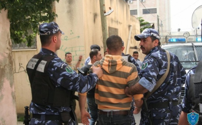 ألقت شرطة محافظة الخليل اليوم الأربعاء، القبض على مواطن متهم بعدة قضايا نصب قيمتها &quot;2 مليون شيقل&quot;.

وأكد