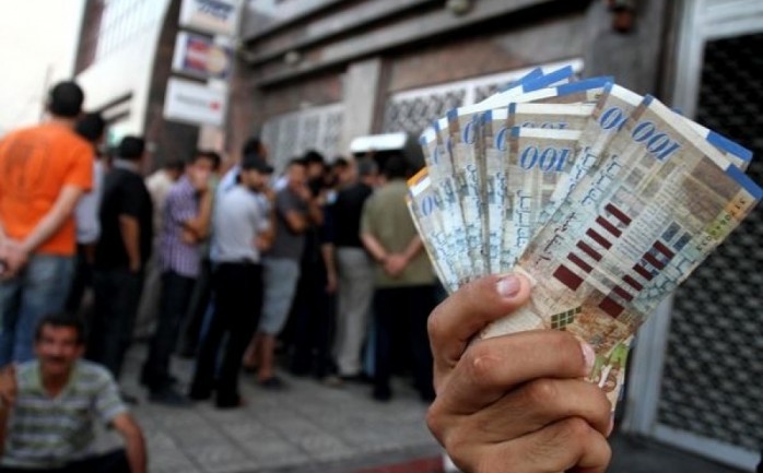 أعلنت وزارة العمل في قطاع غزة، أنها قامت بإيداع رواتب شهري 9 و 10 من العام الماضي للخريجين المستفيدين من مشروع التشغيل الذي أعلن عنه الوزير مأمون شهلا، في البنوك.

وطالبت الوزارة في بيان مق