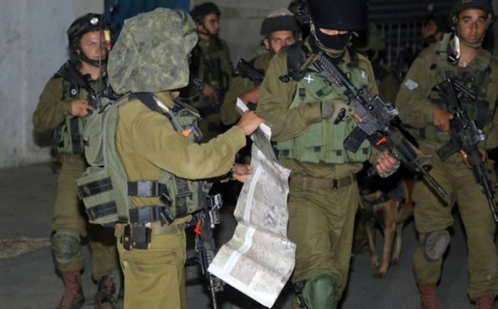 اعتقلت قوات الاحتلال الإسرائيلي، اليوم الأحد، شابا من بلدة الخضر جنوب بيت لحم، وسلمت آخر بلاغا، لمراجعة مخابراتها .

