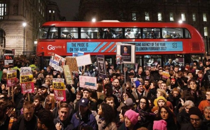شهدت العديد من المدن البريطانية، أمس الإثنين، مظاهرات رافضة لدعوة الزيارة التي وجهتها الحكومة إلى الرئيس الأمريكي دونالد ترامب.

وأعلنت منظمات مجتمع مدني دعمها للمظاهرات، وفي مقدمتها &quot;قف