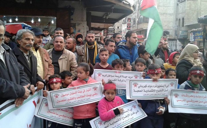 &nbsp;تظاهر المئات من المواطنين في مخيم البريج وسط قطاع غزة للاحتجاج على استمرار انقطاع التيار الكهربائي.

