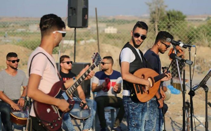 احتجت فرقة "دواوين" على منع دخولها القدس للمشاركة في مهرجان فلسطين الدولي بتنظيم حفل مصغر على بوابة معبر بيت حانون "إيرز" شمال قطاع غزة.