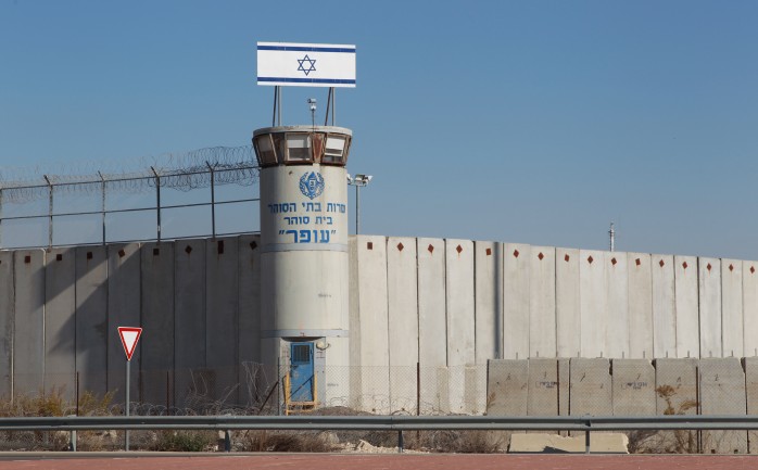 أفرجت سلطات الاحتلال الإسرائيلي عن الأسير باسم التميمي، مساء الخميس، بعد قضاء محكوميته البالغة 15 عاماً، في سجون الاحتلال.