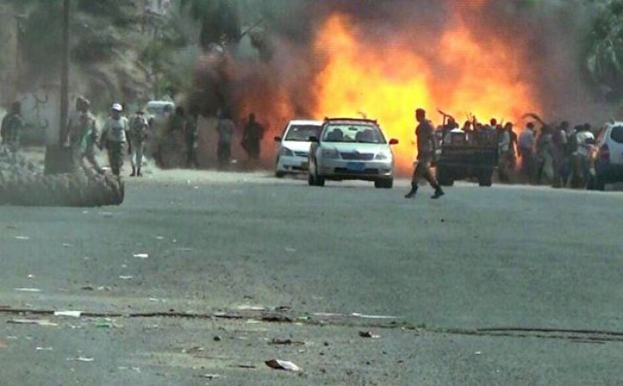&nbsp;

هز انفجار قاعدة عسكرية مجاورة لمطار عدن الدولي، جنوب اليمن، وذلك جراء هجوم بسيارة مفخخة في مدخل القاعدة، الأمر الذي أدي إلى تمكين سيارة ثانية من دخول القاعدة لتنفجر بها.

