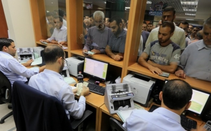 أكدت وزارة المالية في حكومة غزة أنها قامت بتحويل دفعة راتب شهر ديسمبر الماضي والبالغة 45% وبصرف حد أدنى 1200 شيكل إلى كامل البنوك دون فرض أي خصومات لصالح شركتي &quot;جوال&quot; والكهرب