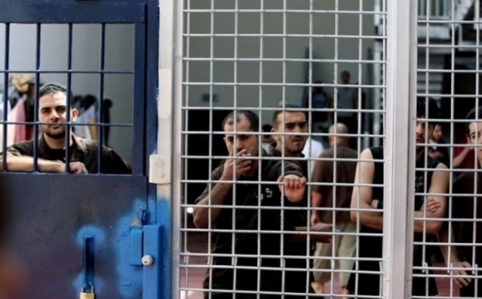 نشر نادي الأسير الفلسطيني مساء الخميس، أسماء 27 أسيراً يخوضون إضراباً مفتوحاً عن الطعام منذ أربعة أيام، إسناداً للأسير بلال كايد المضرب عن الطعام منذ تسعة أيام رفضاً لأمر اعتقاله الإداري الذي