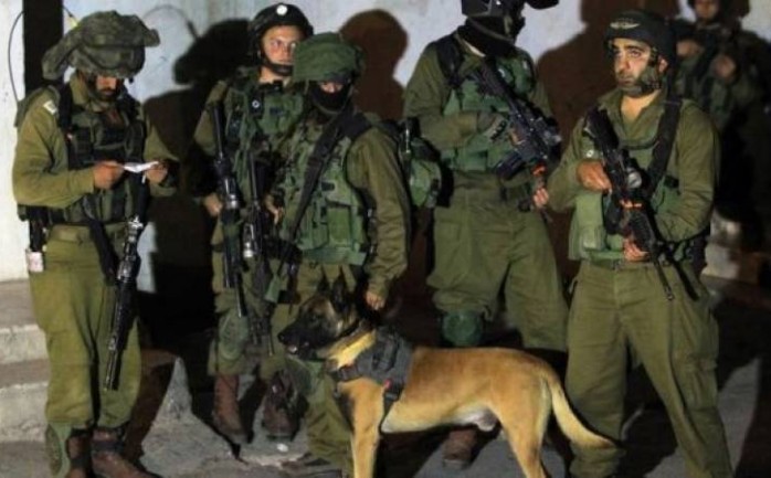 اعتقلت قوات الاحتلال الإسرائيلي اليوم السبت، مواطنا من منطقة بيت عينون شرق الخليل، جنوب الضفة الغربية.

