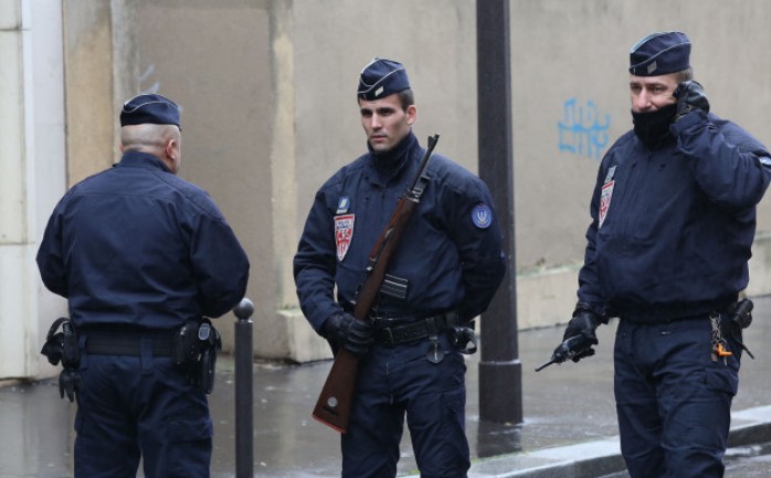 أوقفت الشرطة الفرنسية مساء الثلاثاء، 5 سوريين في الدائرة 18 للعاصمة باريس.

ووفقا ما&nbsp;ذكرته إذاعة &quot;إر تي إل&quot;، فإن التوقيف جاء بعد محاولتهم شراء أس