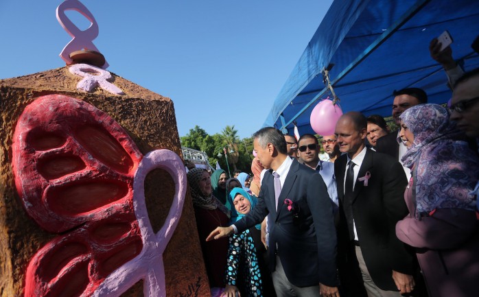 كشفت جمعية الثقافة والفكر الحر بغزة عن نصب تذكاري لمريضات سرطان الثدي في ساحة الجندي المجهول وسط مدينة غزة، بمشاركة السفير الياباني لدى فلسطين، السفير الياباني تاكيشي اوكوبو.