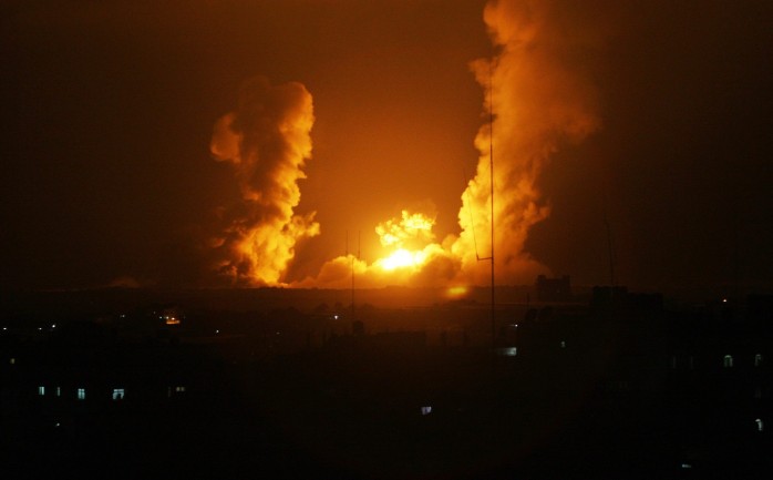 أغارت طائرات الاحتلال الإسرائيلي فجر اليوم الخميس على عدة مناطق في شمال قطاع غزة بالإضافة لمدينة غزة.

واستهدفت الطائرات الحربية بصاروخ واحد أرضاً زراعية خالية في محيط موقع عسقلان التابع لكتا