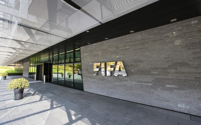 أعتمد الإتحاد الدولي لكرة القدم "فيفا" مجموعة من التعديلات الجديدة على قانون كرة القدم، على أن يتم العمل بها بدايةً من الموسم الجديد.

وتنص هذه التعديلات على التالي:

