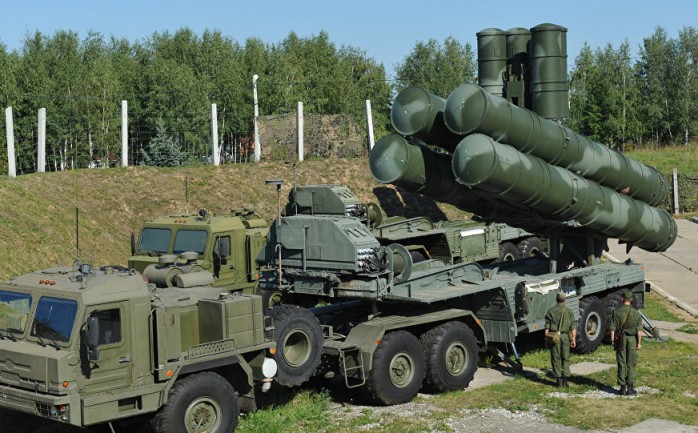 نشرت وزارة الدفاع الروسية اليوم الجمعة منظومة &quot;إس-400&quot; للصواريخ في القرم، والتي تعد من الأسلحة الأكثر فعالية في العالم لصد أي هجوم جوي.

وذكرت قناة &quot;روسيا اليوم&quot; نقلاً 