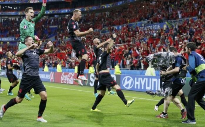 حقق المنتخب الألباني انتصاراً تاريخياً على نظيره الروماني بنتيجة 1-0 ضمن منافسات الجولة الثالثة من المجموعة الأولى لكأس الأمم الأوروبية.

ويدين المنتخب الألباني بفوزه إلى أرماندو ساديكو الذي 