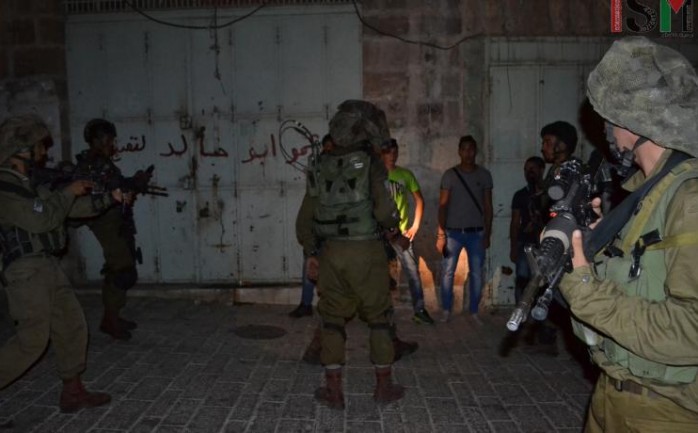شنت قوات الاحتلال الإسرائيلي الليلة الماضية واليوم الخميس، حملة اعتقالات واسعة طالت 27 مواطنا من الضفة الغربية بينهم قاصرون.

وذكر نادي في بيان، أن قوات الاحتلا