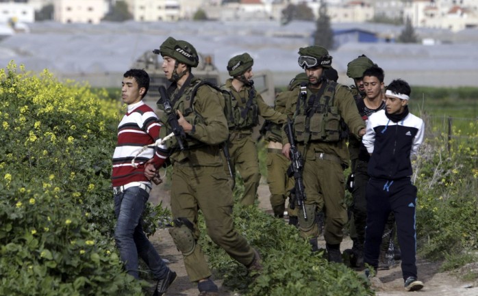 الاحتلال يعتقل فلسطينيين- أرشيفية