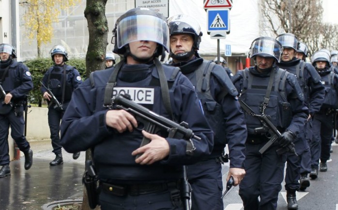 عثرت الشرطة الفرنسية اليوم الأربعاء، على سيارة يشتبها أنها مفخخة وسط العاصمة باريس، مما أثار مخاوف لتنفيذ تفجير إرهابي وشيك.

وأفادت مصادر أمنية بتوقيف شخصين عل