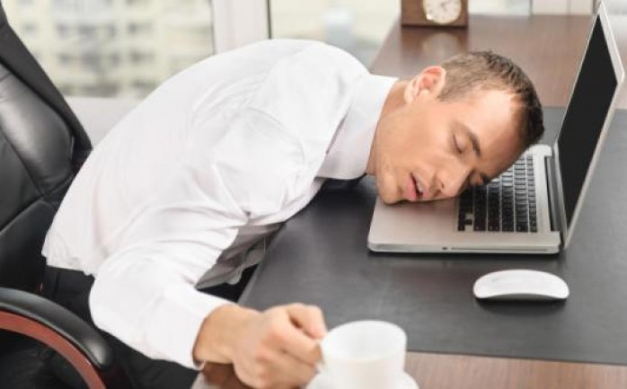 بينت دراسة ألمانية أن العديد من الموظفين يذهبون لأعمالهم والتعب يرافقهم, ويشكون من نومهم بشكل سيء بسبب الأرق, وهذا ينعكس على انتاجهم في العمل, وتتزايد الشكاوي من ظاهرة ما يسمى ليلة نهاية الأس