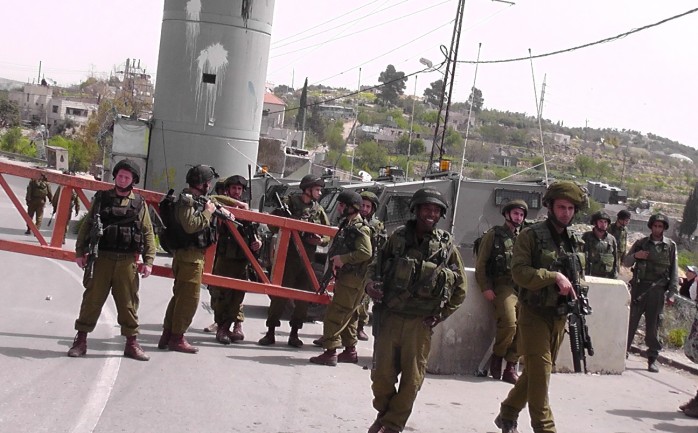 اعتقلت قوات جيش الاحتلال الإسرائيلي مساء الأحد مواطنة على حاجز عسكري شمال الضفة الغربية بزعم محاولتها تنفيذ بعملية طعن.

