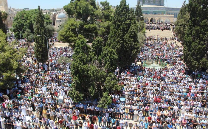 قالت دائرة أوقاف القدس إن أكثر من 200 ألف مواطن أدو صلاة 