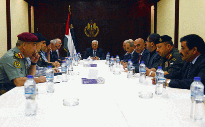 اجتمع الرئيس محمود عباس مساء الجمعة، بمقر الرئاسة في مدينة رام الله مع قادة الأجهزة الأمنية، بحضور رئيس الوزراء وزير الداخلية رامي الحمد الله.


