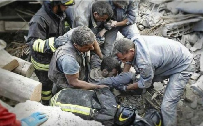 شهدت إيطاليا حدادا وطنيا بعدما لقي 290 شخصا حتفهم جراء الزلزال الذي دمر أجزاء من المنطقة الجبلية وسط البلاد كما أقيمت جنازة رسمية لخمسة وثلاثين من الضحايا.