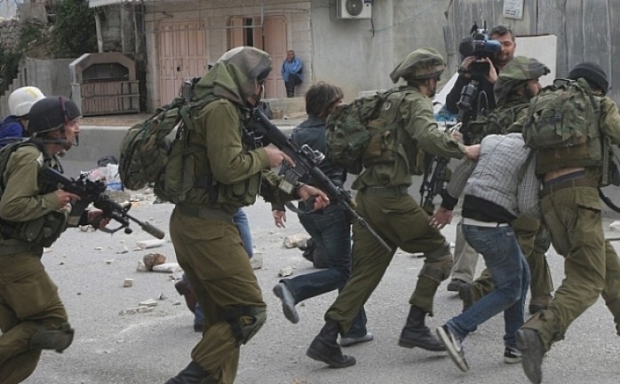 اعتقلت قوات الاحتلال الإسرائيلي، الليلة الماضية وفجر اليوم الاثنين، 18 مواطناً من الضفة بينهم فتى.

وبين نادي 