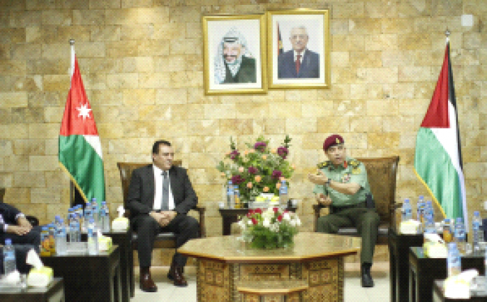التقى قائد الحرس الرئاسي الفلسطيني اللواء منير الزعبي اليوم الأربعاء، في &nbsp;مركز تدريب الحرس الرئاسي في مدينة أريحا، مدير الأمن العام الأردني اللواء عاطف السعودي.

