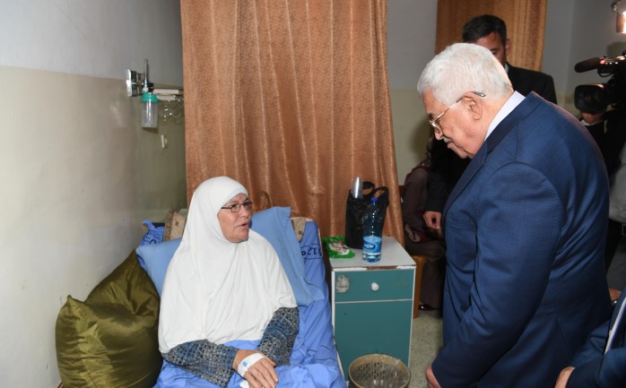 زار الرئيس محمود عباس مساء الأربعاء، مجمع فلسطين الطبي لتفقد أحوال المرضى.

ووفقا لوكالة وفا الرسمية، فإن الرئيس تجول في عدد من أقسام المجمع الطبي، وعاد بعض الم