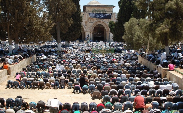 

غادر مئات المصلين من قطاع غزة صباح الجمعة إلى مدينة القدس للصلاة في المسجد الأقصى المبارك عبر معبر بيت حانون &quot;ايرز&quot; شمال القطاع.

